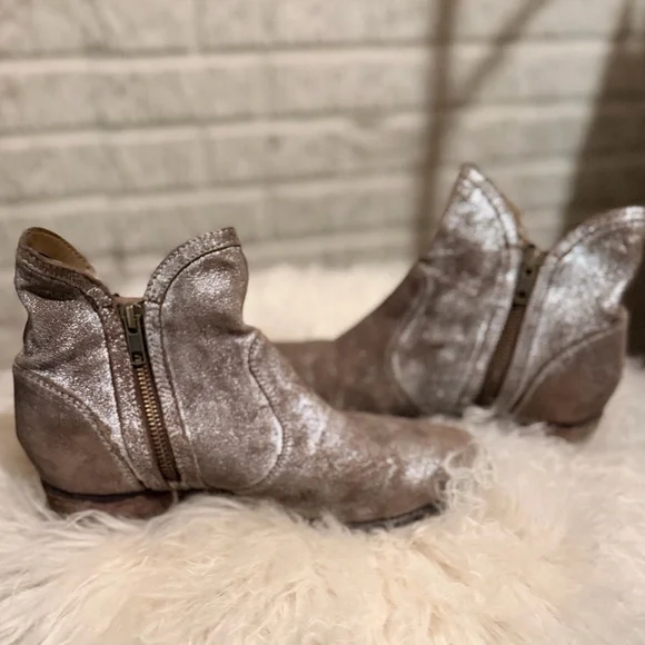 Seychelles Score Rockabilly Distressed Metallic Gray Leather Ankle Boots - Picture 8 of 13